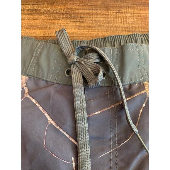 MOSSY OAK Boy’s Gray Forest Camo Line Board Shorts / Size: Medium - Picture 6 of 12